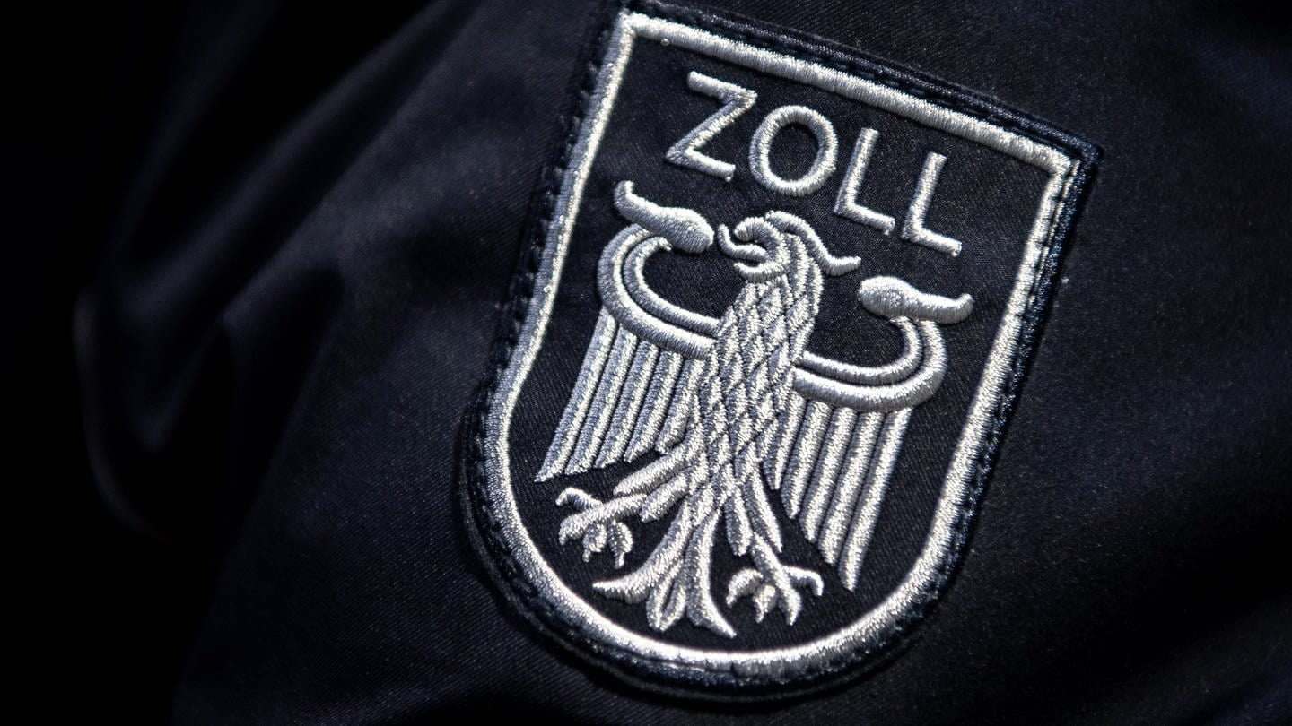 Das Emblem des Zolls auf einem Jackenärmel