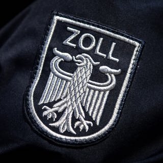 Das Emblem des Zolls auf einem Jackenärmel