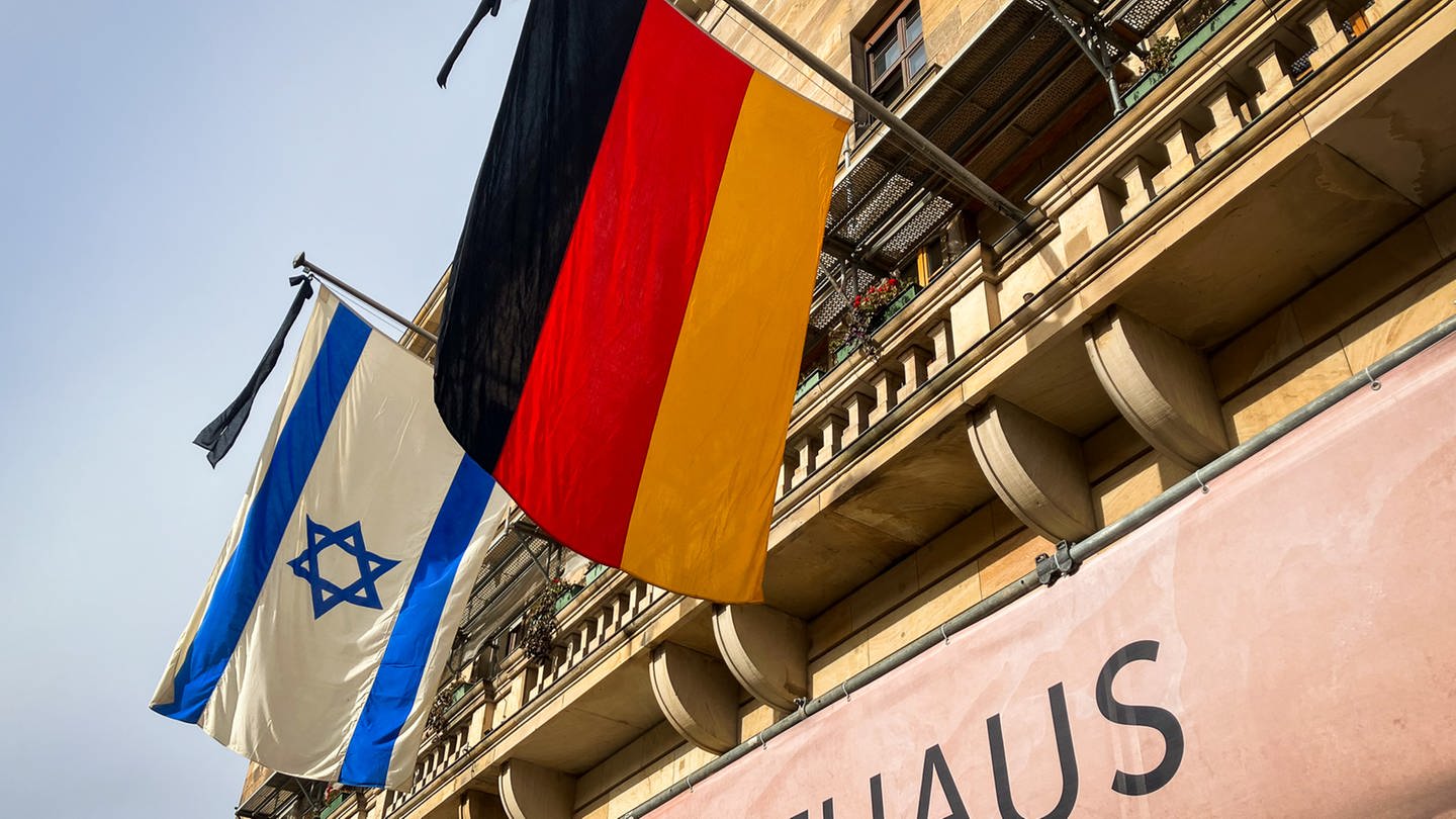 Die israelische Flagge weht am Mannheimer Rathaus