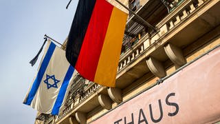 Die israelische Flagge weht am Mannheimer Rathaus