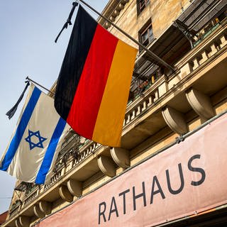 Die israelische Flagge weht am Mannheimer Rathaus