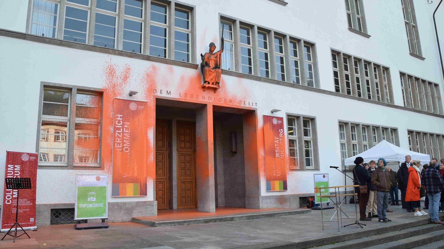 Uni Heidelberg mit Farbe beschmiert