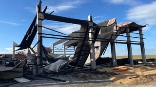 Abgebrannte Lagerhalle nach Großbrand auf Eulenhof