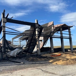 Abgebrannte Lagerhalle nach Großbrand auf Eulenhof