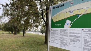 Schild von Strandbad Mannheim am Rhein