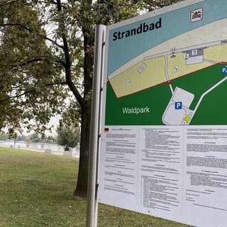 Schild von Strandbad Mannheim am Rhein