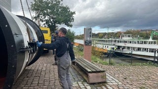 Das Museumsschiff "Mannheim" ist jetzt frisch saniert und hat auch einen frisch gestrichenen Schornstein