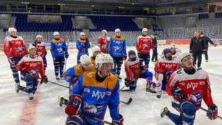 Viele Spieler der Adler Mannheim tragen beim Training am Donnerstag einen schwarzen Halsschutz.