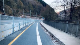 Verkehrsversuch auf der B37 bei Heidelberg: Eine Autospur wurde zum Radweg umgewandelt.