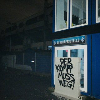 Mauer mit Aufschrift vor Geschäftsstelle des SV Waldhof Mannheim am Carl-Benz-Stadion