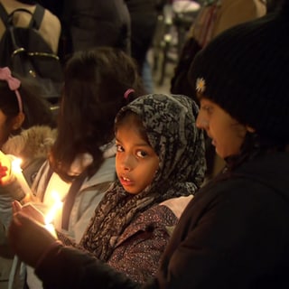 Menschen auf einem interreligiösenen Friedensgebet am Paradeplatz Mannheim 