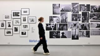 Eine Frau betrachtet beim Presserundgang die Ausstellung „René Burri: In Deutschland“ in der Erfurter Kunsthalle. 