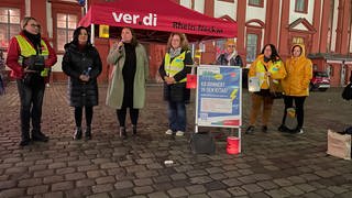 Gökay Akbulut (Die Linke) und Isabel Cademartori (SPD)  bei der Mahnwache für Erzieherinnen und Erzieher in Mannheim.