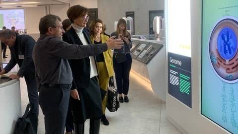 Die Bundeswissenschaftsministerin Stark-Watzinger (FDP) sowie die Baden-Württembergische Wissenschaftsministerin Petra Olschowski (Grüne) lassen sich die neue Ausstellung im EMBL in Heidelberg zeigen.