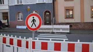 Ein Verkehrsschild "Verbot für Fußgänger" steht an einer Straßenabsperrung an einem Zebrastreifen. Ein Zebrastreifen sorgt in der Stadtverwaltung von Eberbach für Sorgen vor juristischen Konsequenzen.