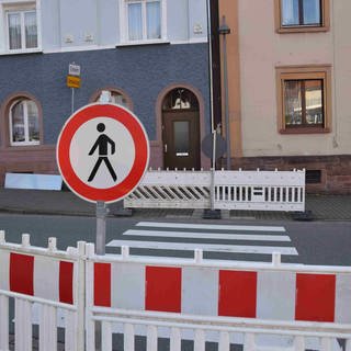 Ein Verkehrsschild "Verbot für Fußgänger" steht an einer Straßenabsperrung an einem Zebrastreifen. Ein Zebrastreifen sorgt in der Stadtverwaltung von Eberbach für Sorgen vor juristischen Konsequenzen.