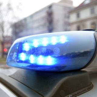 Das Blaulicht eines Polizeifahrzeugs