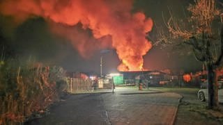 Qualm steigt von einem Feuer auf einem Campingplatz bei Sinsheim auf.