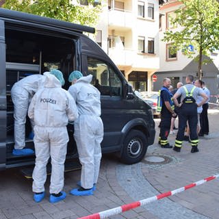 Nach dem Messerangriff in Wiesloch sichert die Polizei Spuren.