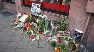 Blumen und Botschaften auf dem Gehweg am Marktplatz in Mannheim
