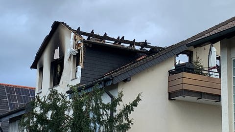 Hausbrand Ladenburg: Das Dachgeschoss ist ausgebrannt, ein Weihnachtsbaum steht noch unversehrt auf dem Balkon