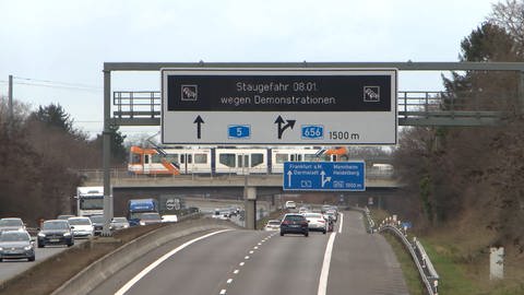 Anzeigetafeln auf Autobahnen in der Region weisen auf den Protest der Landwirte hin. 