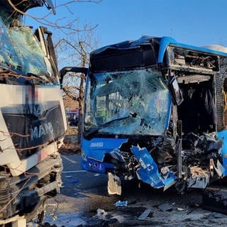 Bei einem Unfall mit Linienbus in Walldorf (Rhein-Neckar-Kreis) sind zwei Personen lebensgefährlich verletzt worden.
