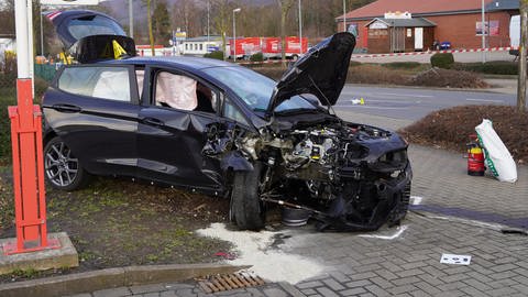 Nach der Gewalttat an einer Schule in St. Leon-Rot ist der flüchtige mutmaßliche Täter mit seinem Auto in Niedersachsen in den Gegenverkehr geraten und bei einem Zusammenstoß verletzt worden.
