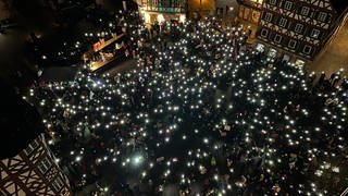 Bis zu 3000 Menschen haben sich am Freitagabend in Mosbach zu einer Demonstration "Für Demokratie und Menschenrechte" versammelt