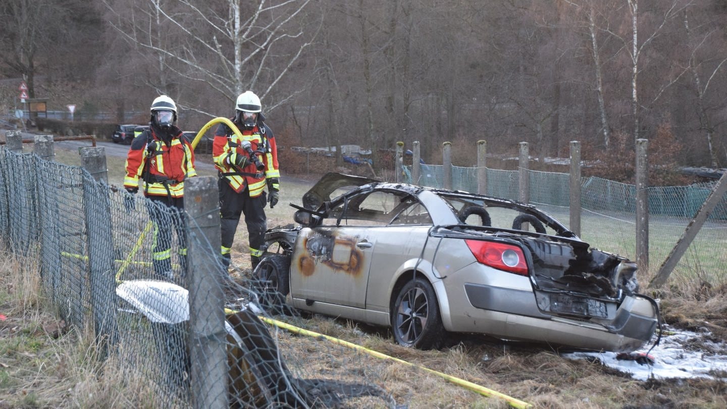 Bei einem Unfall in Wilhelmsfeld (Rhein-Neckar-Kreis) ist am Sonntag ein Auto nahezu komplett ausgebrannt. Beide Insassen konnten sich laut Polizei unverletzt ins Freie retten.
