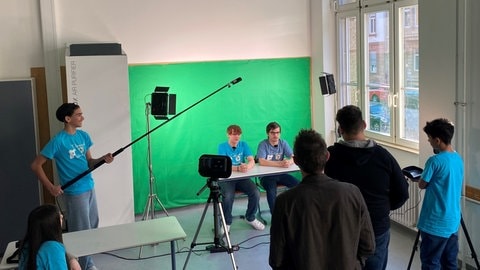 "Tullywood-Video AG" bei der Produktion ihrer Tulla-News 