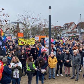 Menschen versammeln sich mit bunten Plakaten