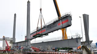 Im Mannheimer Handelshafen ist am Samstag eine neue Krananlage aufgebaut worden. Der Containerkran wiegt rund 380 Tonnen und ist 28 Meter hoch.