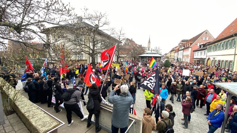 Menschen gehen in Walldorf auf die Straße gegen Rechtsextremismus.