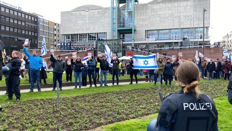 Demonstrierende halten pro-israelische Plakate in die Luft