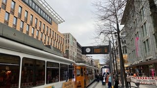 RNV-Straßenbahn am Paradeplatz mit Anzeigetafel