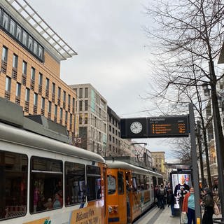 RNV-Straßenbahn am Paradeplatz mit Anzeigetafel