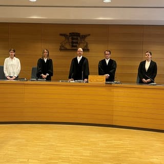 Die Richter und Richterinnen im Gerichtssaal des Heidelberger Landgerichts