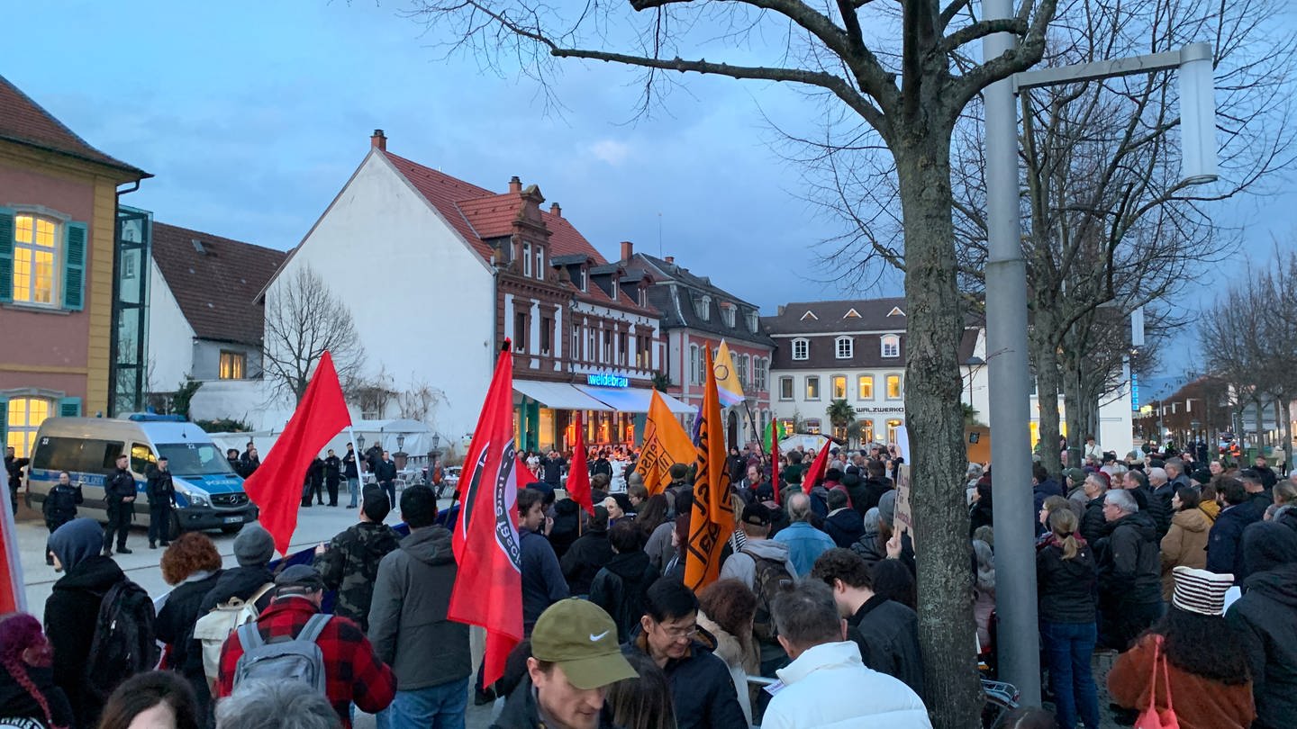 Protest gegen einen Bürgerdialog der AfD im Palais Hirsch in Schwetzingen