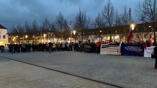 Protest gegen einen Bürgerdialog der AfD im Palais Hirsch in Schwetzingen