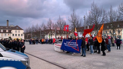 Protest gegen einen Bürgerdialog der AfD im Palais Hirsch in Schwetzingen