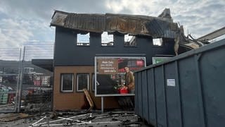 Aufräumen nach dem Großbrand eines Einkaufzentrums in Mosbach