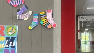 Die selbstgebastelten Socken dekorieren die Halle im Moll-Gymnasium