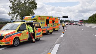 Wegen eines schweren Unfalls mit mehreren Autos, musste die A5 bei Hirschberg in Richtung Norden am Sonntag voll gesperrt werden