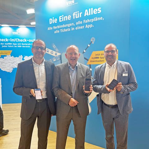 Von links nach rechts: Christian Volz, kaufmännischer Geschäftsführers der rnv GmbH, Christian Specht, OB der Stadt Mannheim (CDU) und Michael Winnes, Geschäftsführer der Verkehrsverbund Rhein-Neckar GmbH (VRN).