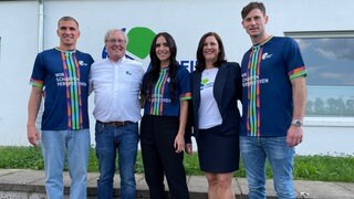 Grischa Prömel, Jess Schöne und Uwe Gensheimer mit dem ersten Vorsitzenden von "Anpfiff ins Leben" Dietmar Pfähler und Vereinsführerin im Bereich Marketing, Kommunikation, Fundraising Stefanie Kunzelnick