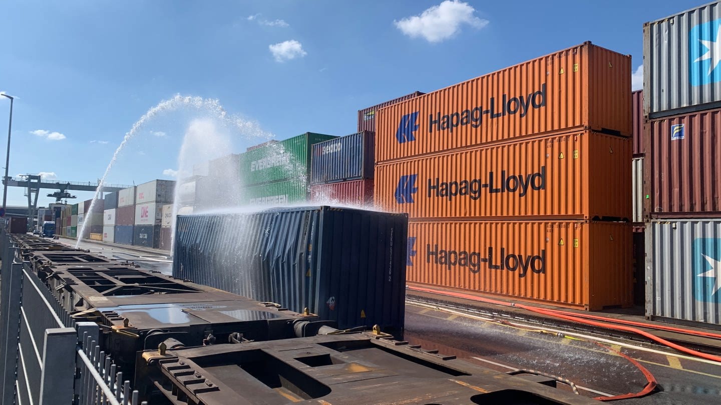 Der Container mit den Hydrosulfit-Fässern wird nach dem Chemieunfall am Mannheimer Hafen weiter gekühlt