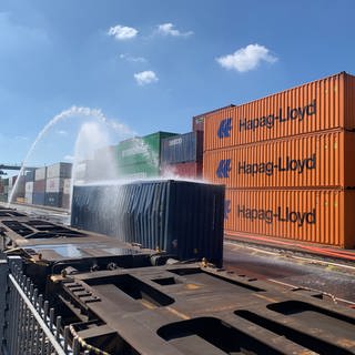 Der Container mit den Hydrosulfit-Fässern wird nach dem Chemieunfall am Mannheimer Hafen weiter gekühlt