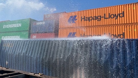 Container mit Hydrosulfit nach Chemieunfall im Mannheimer Hafen