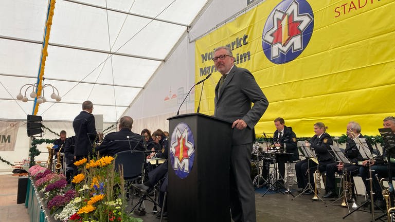 Oberbürgerbürgermeister Peter Kurz (SPD) bei seiner Eröffnungsrede des Mannheimer Maimarkts 2022 im Festzelt